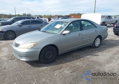 2005 Toyota Camry Le z USA, uszkodzony, nr VIN 4T1BE32K85U980938